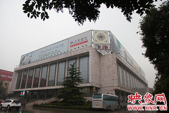 兩塊巨幅廣告牌仍然存在。