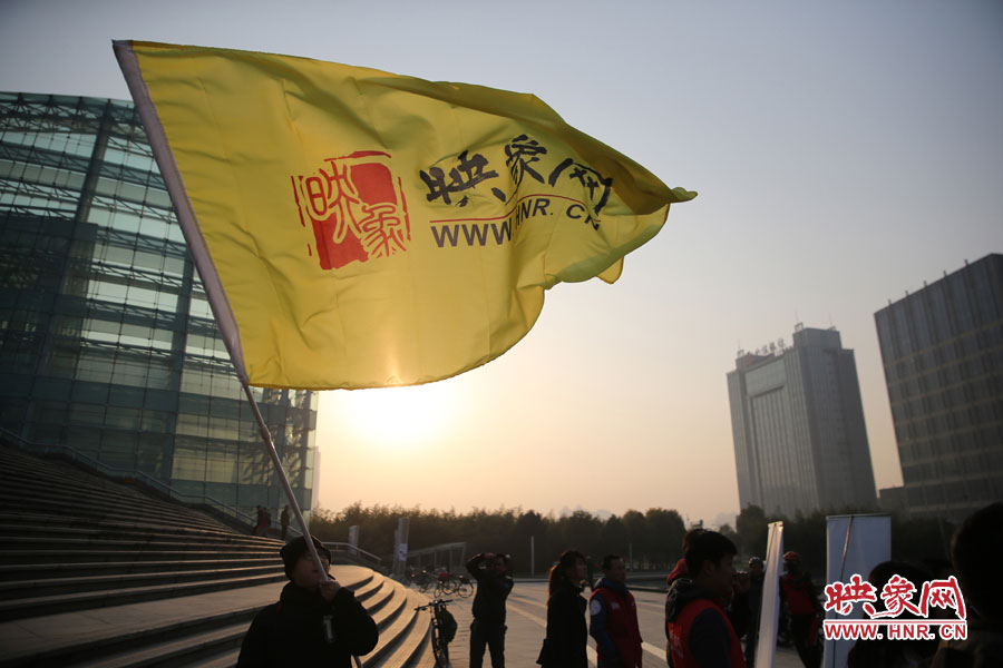 在映象網(wǎng)旗幟的召喚下，車(chē)友們匯聚在鄭東新區(qū)。