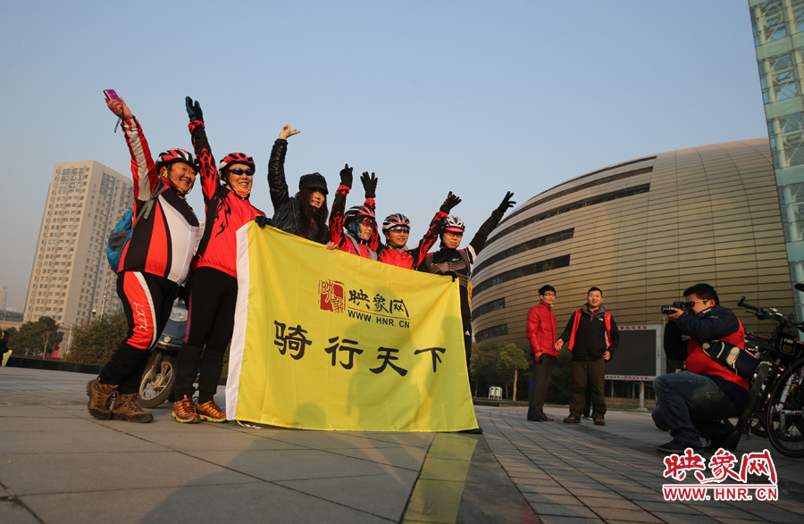 映象網(wǎng)騎行天下的車(chē)友，快樂(lè)寫(xiě)在臉上