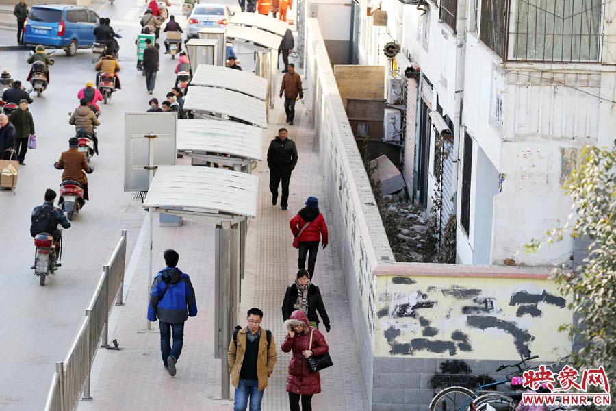 墻內扔著垃圾，墻面上涂滿了牛皮癬小廣告，異常顯眼。