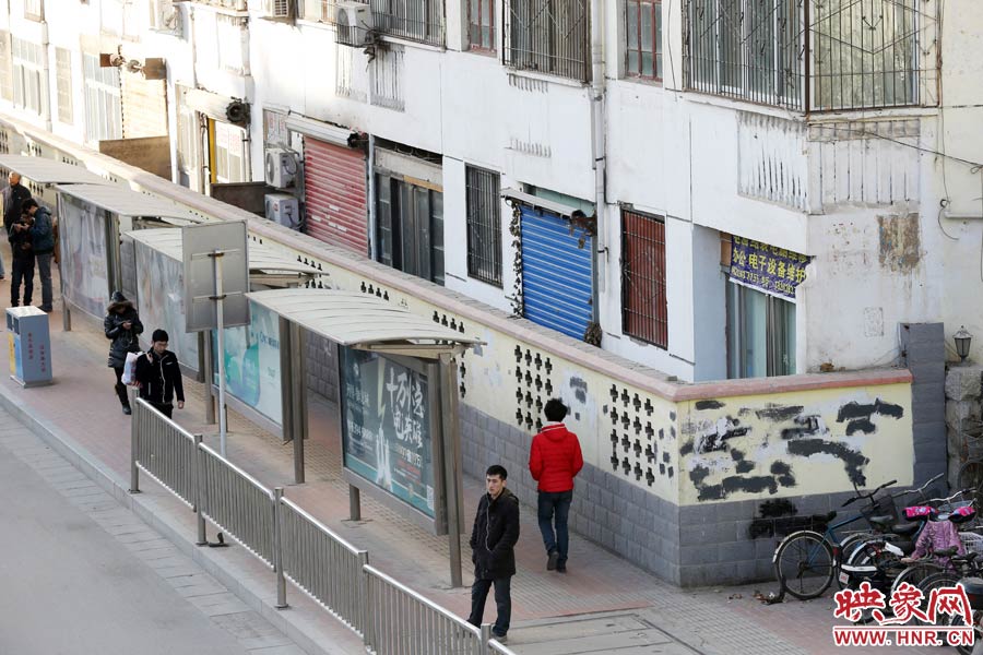 圍墻外是一處公交站牌。