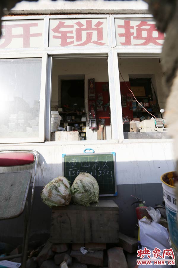 一家開鎖的商戶掛了一個牌子，上面寫著“里面有人”，提醒市民這里正常營業(yè)。
