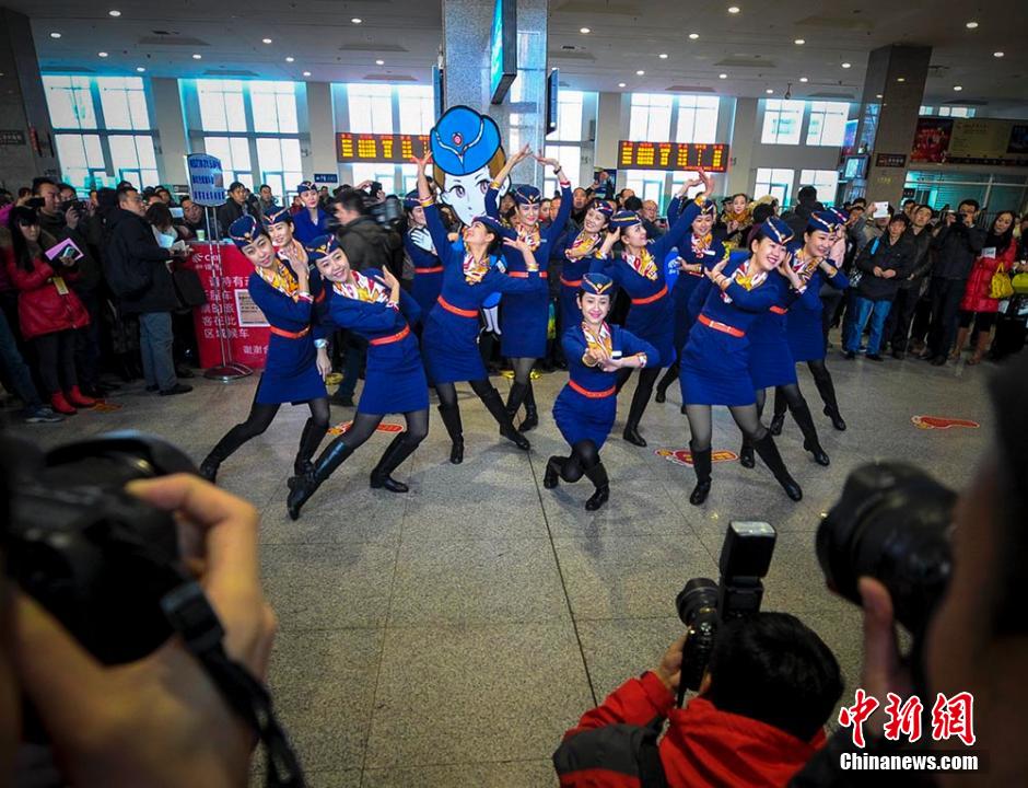 圖為D2702次列車13名乘務員在候車大廳內(nèi)玩起“快閃”。
