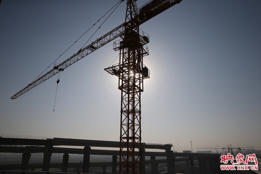 隴海高架與西四環(huán)立交仍在緊張施工中。