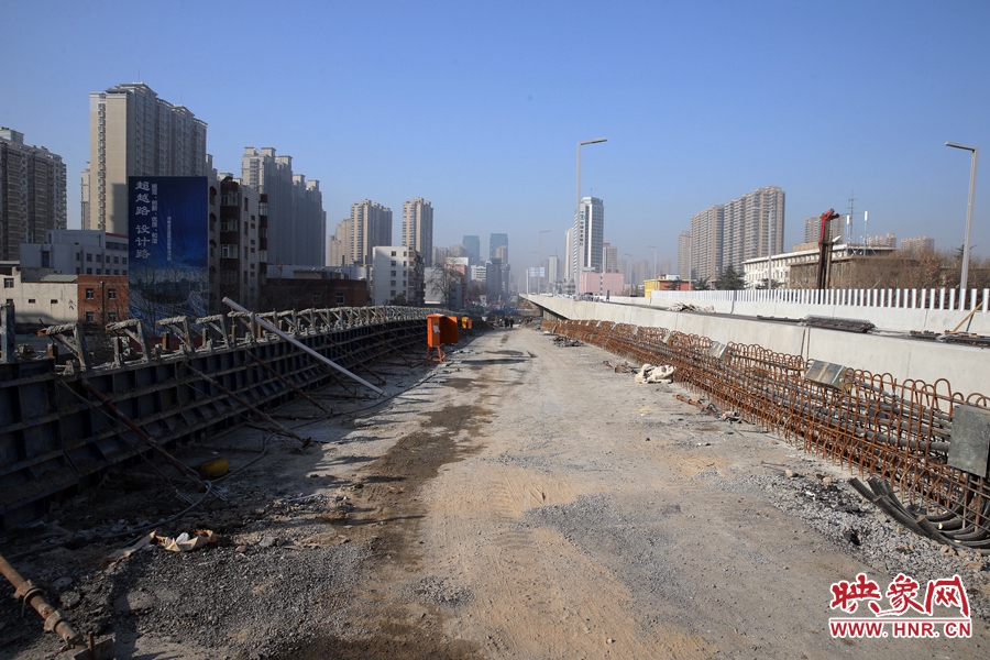 由西向東方向，嵩山南路出口以東，仍在緊張施工中。