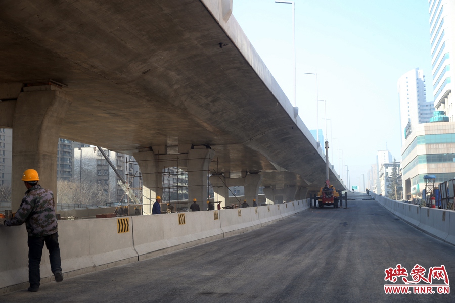 由西向東方向，嵩山南路出口以東，仍在緊張施工中。