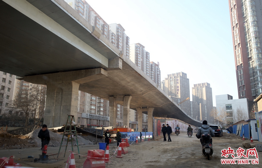 由西向東方向，嵩山南路出口以東，仍在緊張施工中。