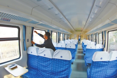 硬座車廂 藍色座套，清清爽爽。