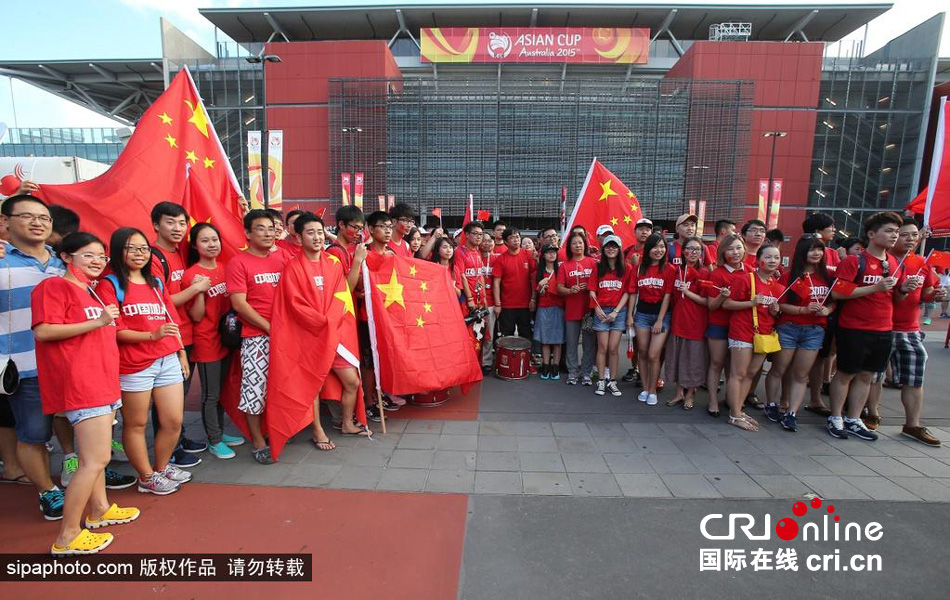 北京時間1月10日，中國隊迎來亞洲杯首場比賽，賽前中國球迷揮舞國旗進場，為國足助威。