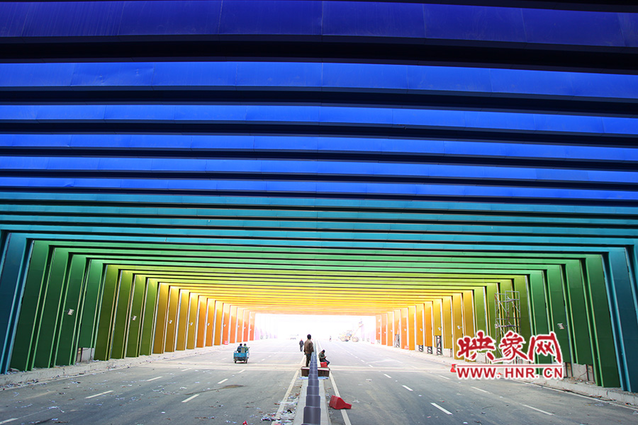 出隧道時由顏色過渡為紫色。