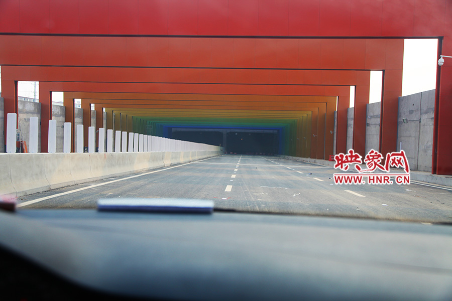 進隧道時，由明到暗。