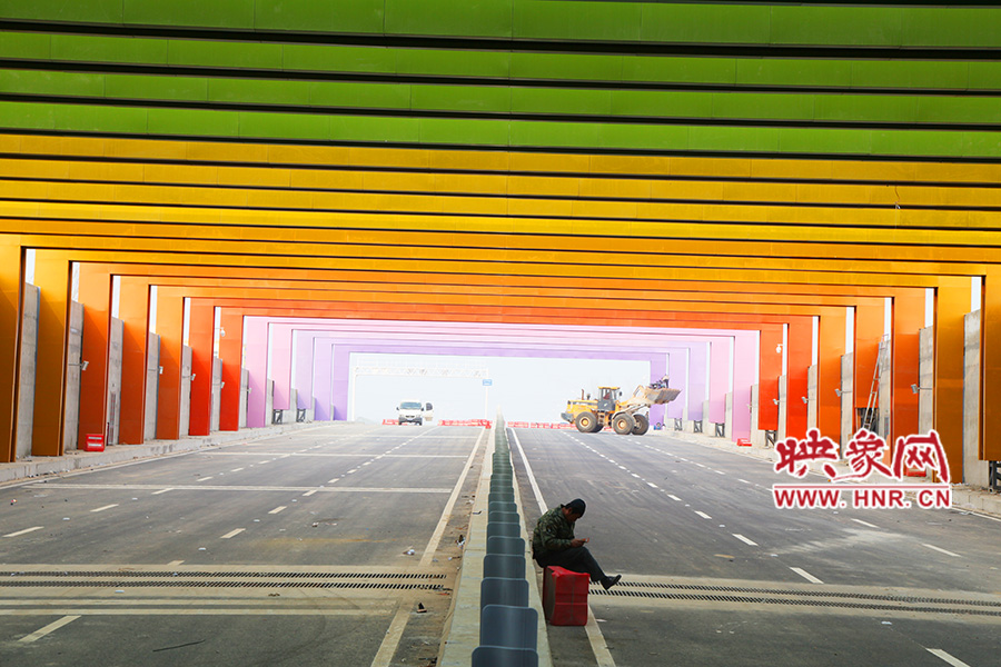 圖為一工人在隧道內休息。