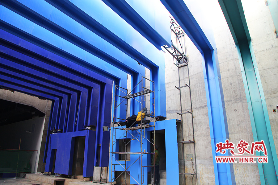 工人還在緊張施工。