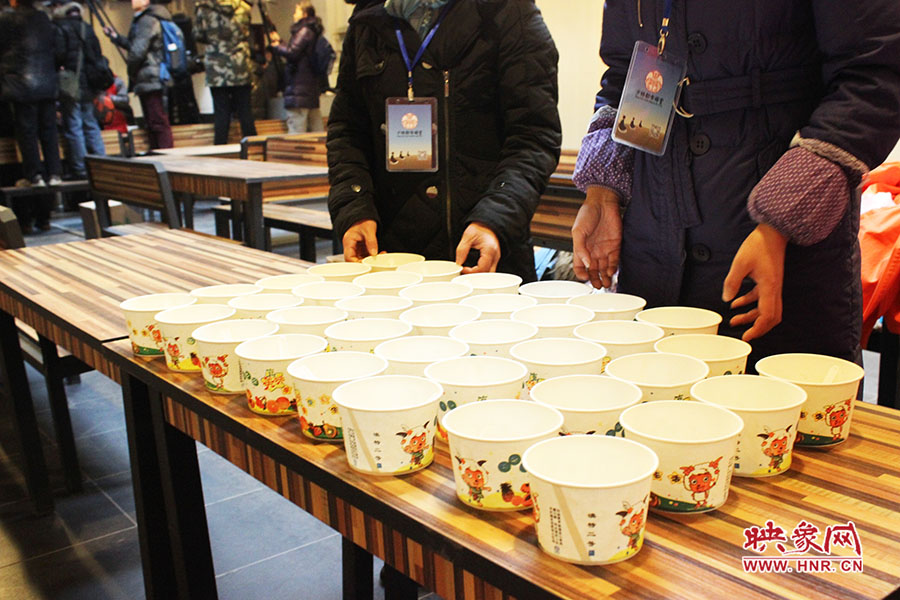 施粥人員準備了一次性飯盒，方便市民攜帶。