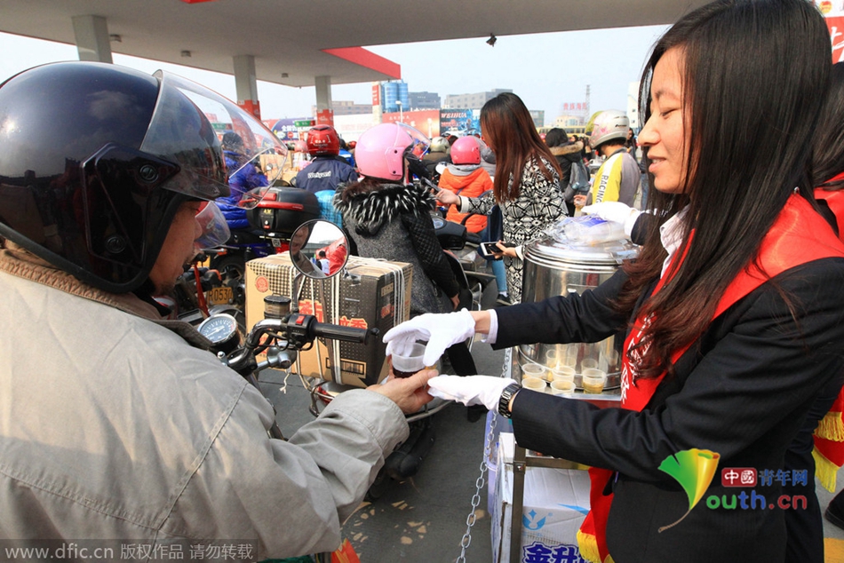 2015年2月10日，廣東佛山，順德龍山加油站為返鄉(xiāng)摩托車免費加油。