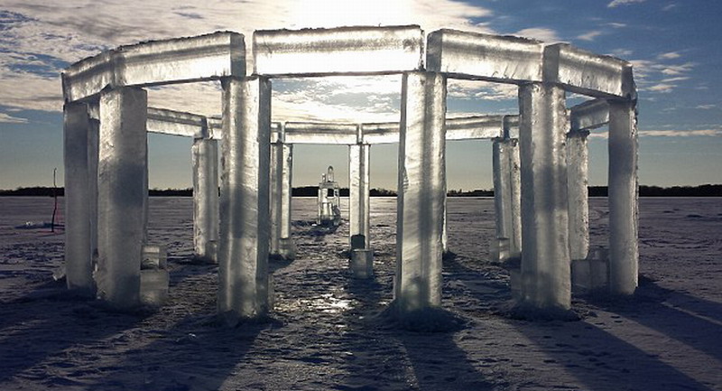 5名美國(guó)人制造冰柱版巨石陣。（網(wǎng)頁(yè)截圖）