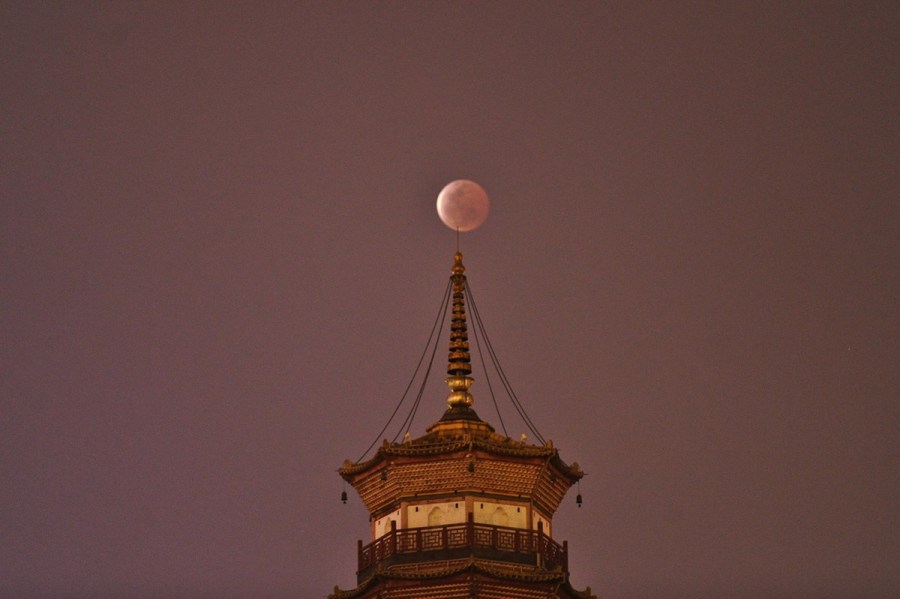 4月4日，廣東省廣州市，月全食與赤崗塔。（二次曝光）石榴/CFP