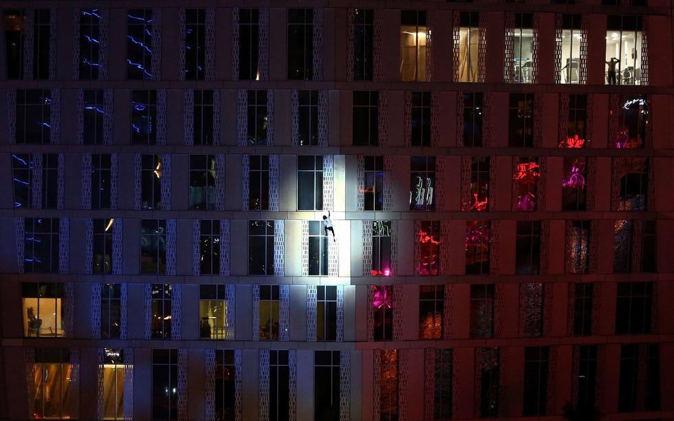 法國“蜘蛛人”夜攀世界最高扭曲大廈場(chǎng)面驚險(xiǎn) 法國“蜘蛛人”夜攀世界最高扭曲大廈場(chǎng)面驚險(xiǎn)