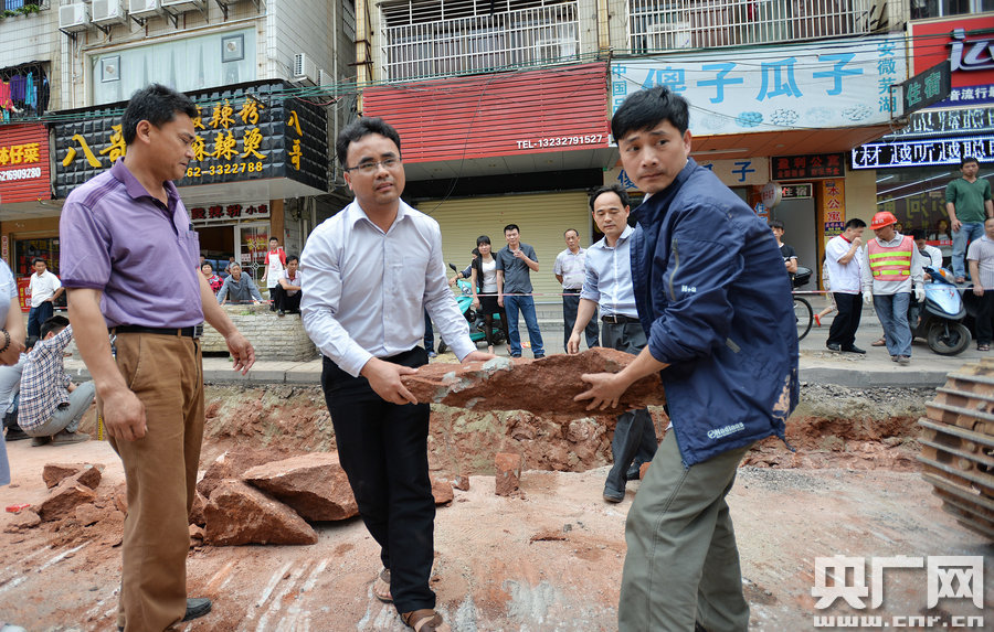 一旦發(fā)現(xiàn)恐龍蛋化石，及時(shí)上報(bào)，通知公安和文物部門(mén)進(jìn)行保護(hù)。