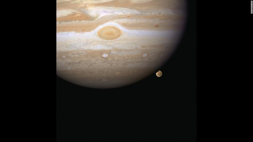 位于地球大氣層外的哈勃望遠(yuǎn)鏡能給人類來更清楚的太空圖像。