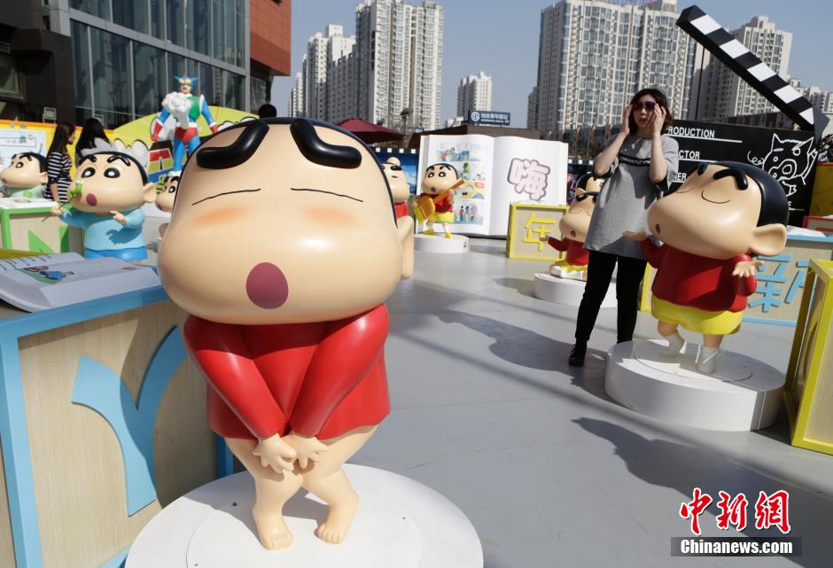 4月22日，游客參觀蠟筆小新特展?！跋灩P小新25周年紀念特展”日前在北京開展