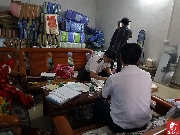 執(zhí)法人員對“黑心棉”窩點進行登記取證。