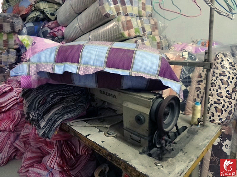 作坊一角。執(zhí)法人員稱，該作坊利用廢舊棉花和劣質(zhì)絮用纖維進行違法加工。
