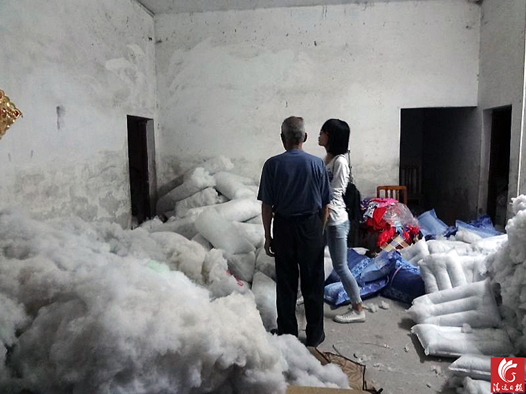 “黑心棉”堆滿了房間的每個角落。