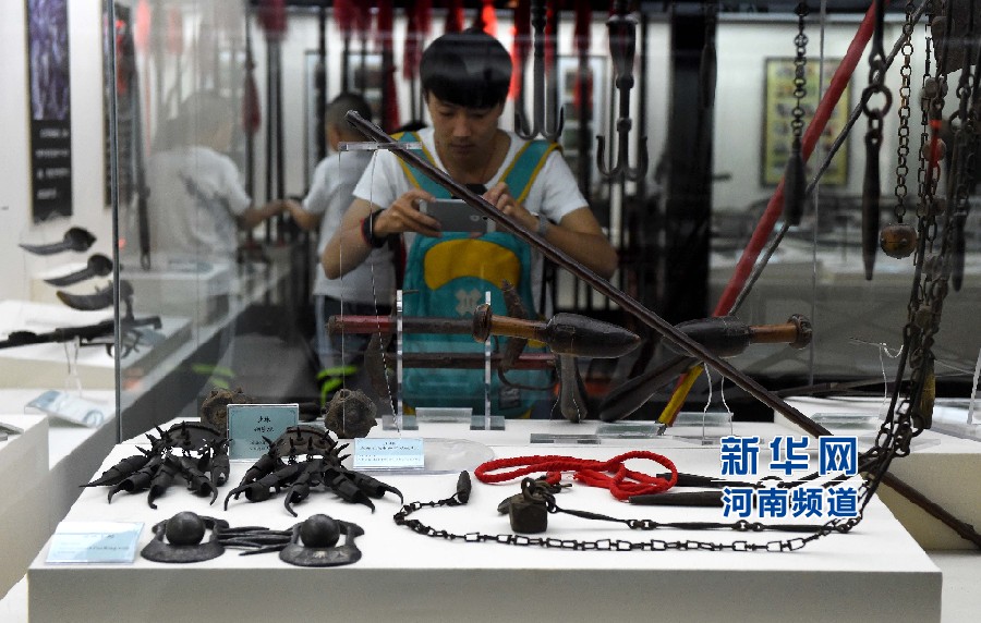 4月26日，參觀者在兵器展覽館內(nèi)拍攝展品。