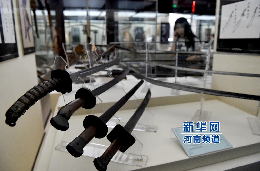 4月26日，參觀者在兵器展覽館內(nèi)參觀。