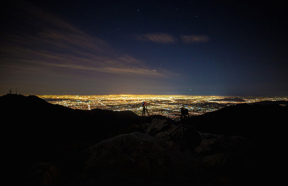 制作一部20秒鐘的短片需要拍攝近450張類似照片。（網(wǎng)頁截圖）