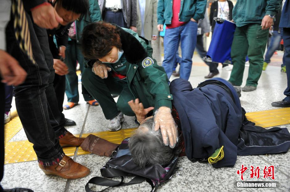 74歲老太地鐵站臺摔倒稱“有老保，不訛人”