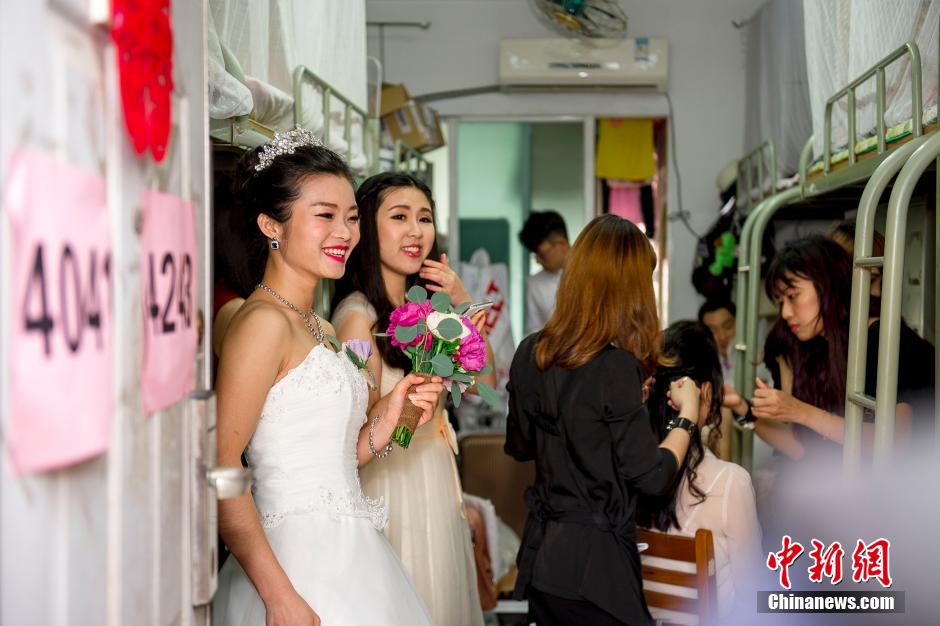 廣東一大學為校友舉行集體婚禮 50對夫妻重返母校 廣東一大學為校友舉行集體婚禮 50對夫妻重返母校