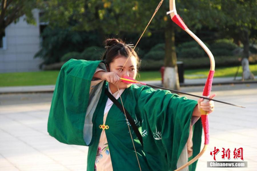 練習(xí)射箭的胡雅潔。