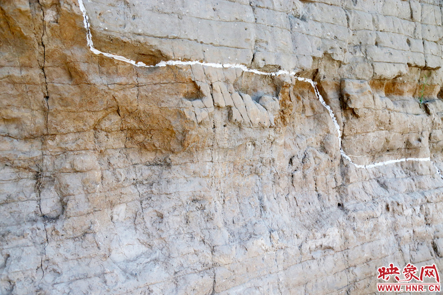 待工程開放后，游客走進城墻內(nèi)部，可以看到商代的紅色夯土層、戰(zhàn)國時期的白色夯土層。