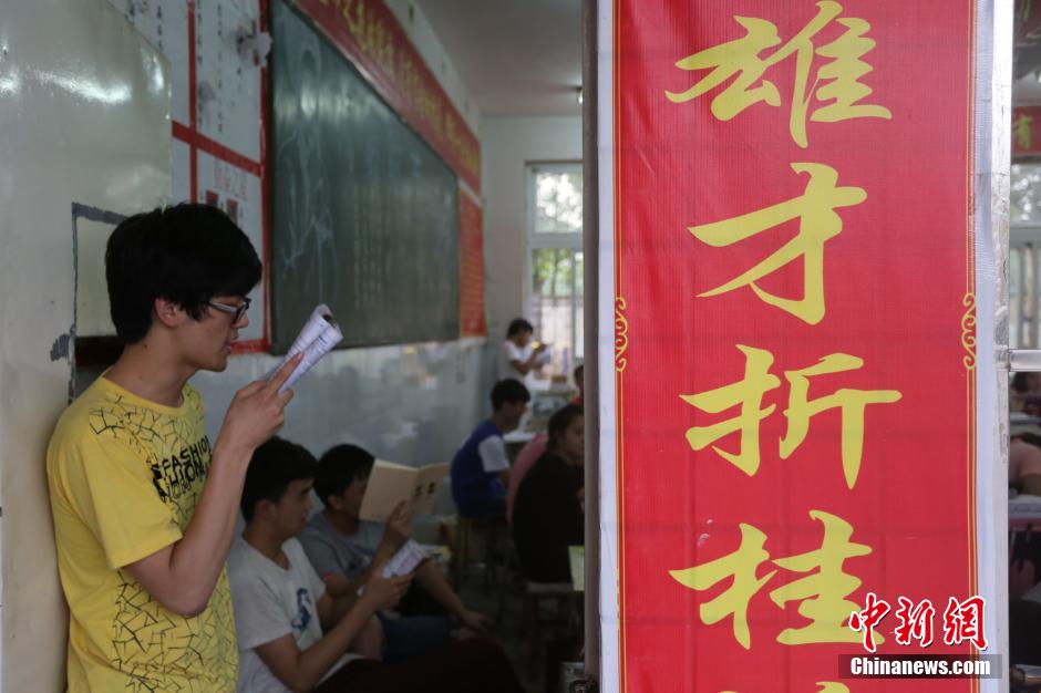 河南考生備戰(zhàn)高考 標(biāo)語(yǔ)口號(hào)貼滿教室