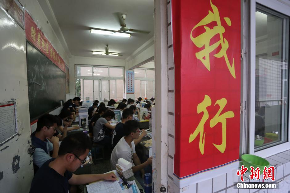 河南考生備戰(zhàn)高考 標(biāo)語(yǔ)口號(hào)貼滿教室