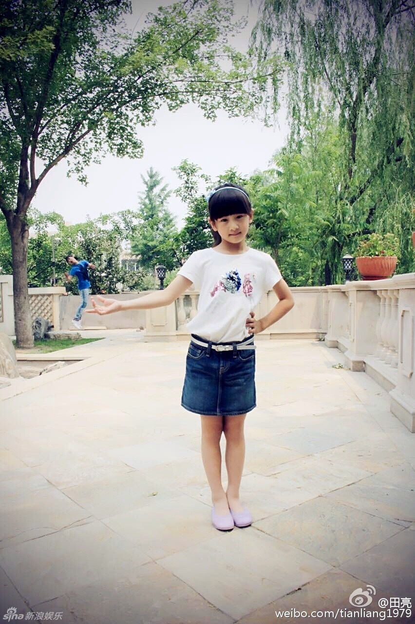 森碟穿短裙秀美腿變少女 和田亮搞怪合照 森碟穿短裙秀美腿變少女 和田亮搞怪合照