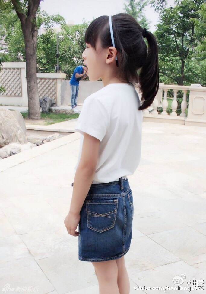 森碟穿短裙秀美腿變少女 和田亮搞怪合照 森碟穿短裙秀美腿變少女 和田亮搞怪合照