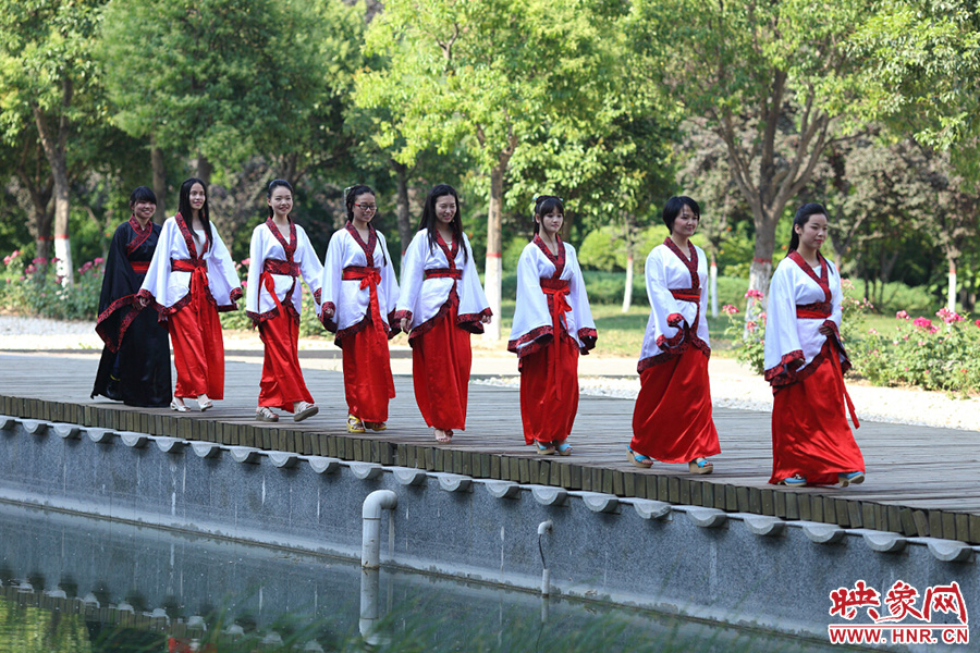 在校園里再走走，下次又不知道是何年何時(shí)。