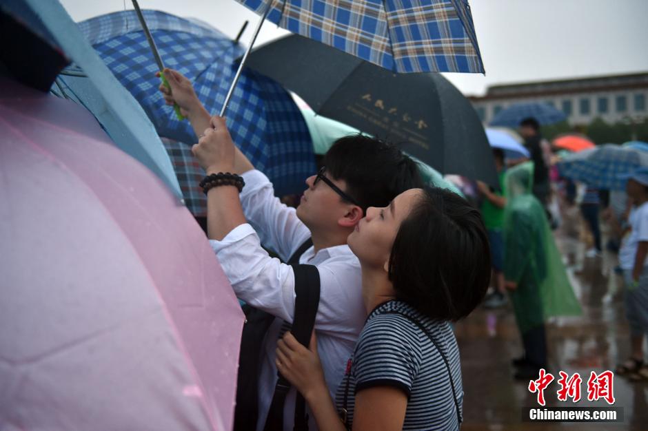 天安門(mén)廣場(chǎng)降半旗悼念喬石同志