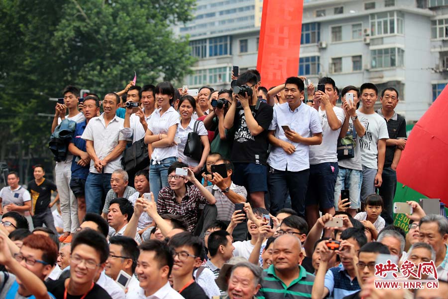 現(xiàn)場(chǎng)觀眾爭相觀看瀧澤蘿拉出場(chǎng)