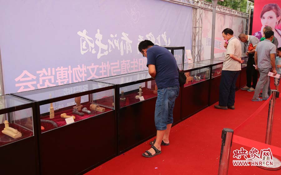 市民觀看中國·洛陽生殖與性文物博覽會(huì)展品