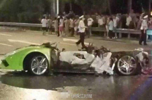 蘭博基尼跑車撞貨車燒成廢鐵 司機(jī)當(dāng)場(chǎng)死亡 蘭博基尼跑車撞貨車燒成廢鐵 司機(jī)當(dāng)場(chǎng)死亡