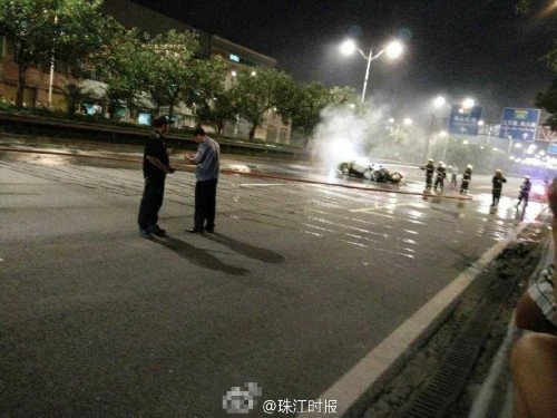 蘭博基尼跑車撞貨車燒成廢鐵 司機(jī)當(dāng)場(chǎng)死亡 蘭博基尼跑車撞貨車燒成廢鐵 司機(jī)當(dāng)場(chǎng)死亡