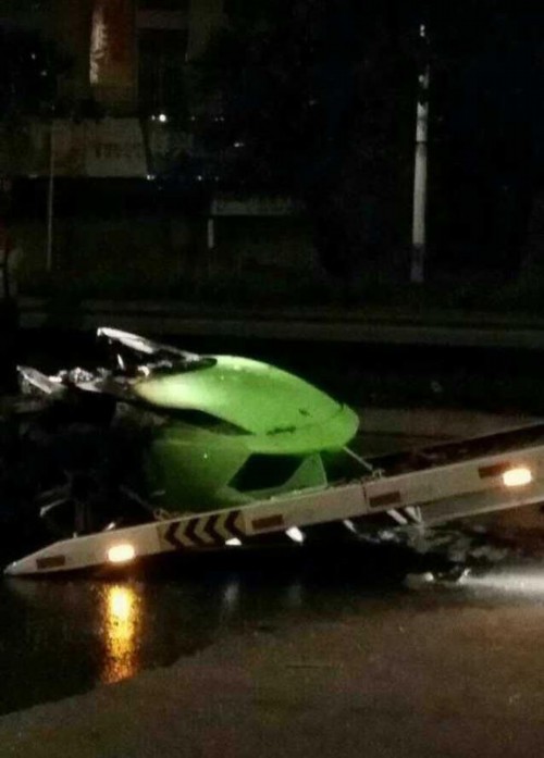 蘭博基尼跑車撞貨車燒成廢鐵 司機(jī)當(dāng)場(chǎng)死亡 蘭博基尼跑車撞貨車燒成廢鐵 司機(jī)當(dāng)場(chǎng)死亡