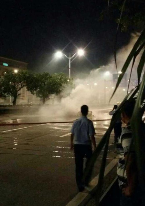 蘭博基尼跑車撞貨車燒成廢鐵 司機(jī)當(dāng)場(chǎng)死亡 蘭博基尼跑車撞貨車燒成廢鐵 司機(jī)當(dāng)場(chǎng)死亡