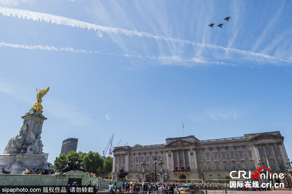 數(shù)架颶風(fēng)噴火戰(zhàn)斗機(jī)和臺風(fēng)戰(zhàn)斗機(jī)編隊(duì)飛躍白金漢宮上空，參加了紀(jì)念儀式。