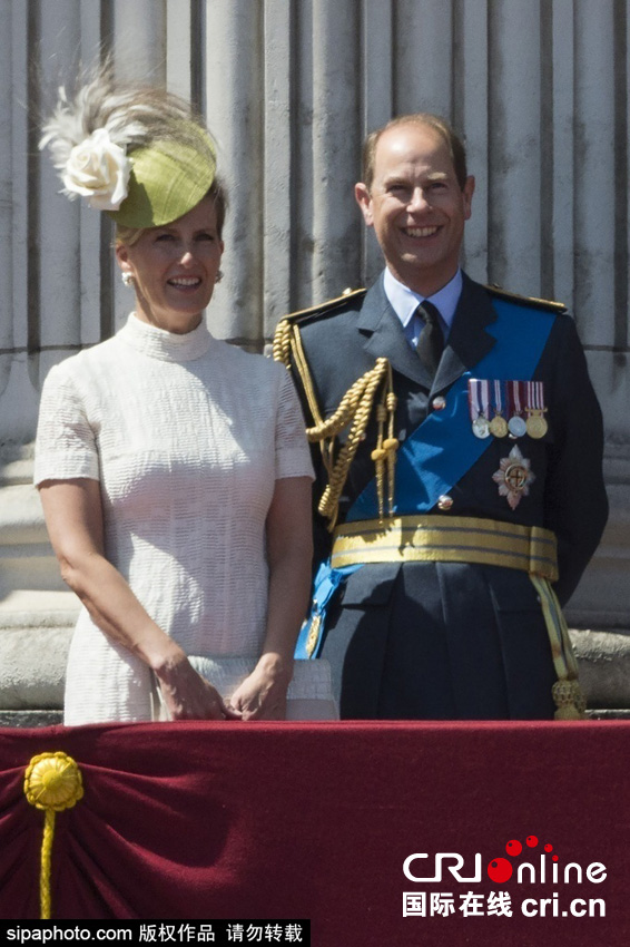 英國女王伊麗莎白二世攜眾王室成員觀看空軍飛行表演。