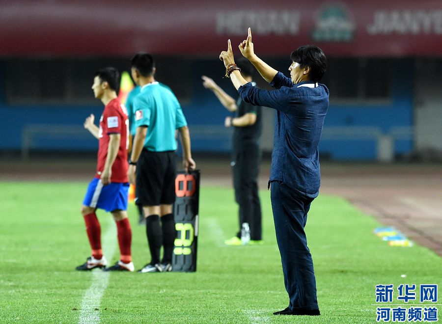 7月19日，河南建業(yè)隊主教練賈秀全（右一）在場邊指揮。